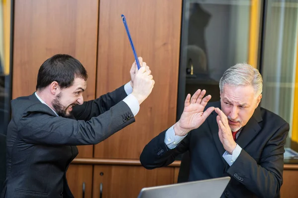 Empleado Enojado Atacando Jefe Oficina —  Fotos de Stock