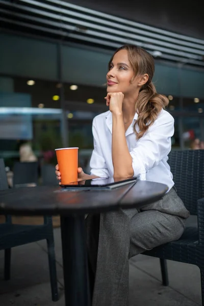 Junge Blonde Geschäftsfrau Trinkt Einen Kaffee — Stockfoto