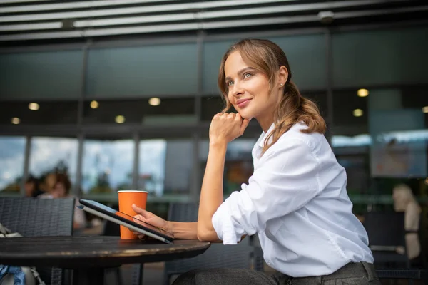 Joven Mujer Negocios Rubia Tomando Café — Foto de Stock