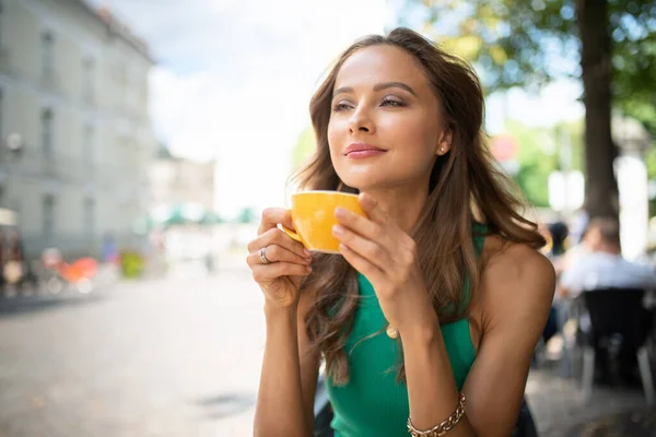 Retrato Una Hermosa Mujer Bebiendo Una Taza — Foto de Stock