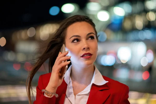 Empresária Falando Seu Telefone Celular Noite — Fotografia de Stock