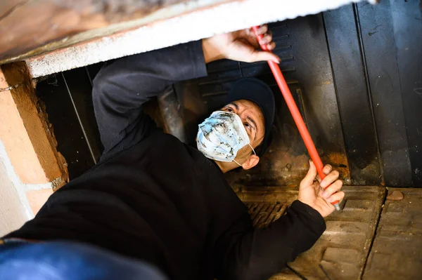 Giovane Spazzare Camino Sul Lavoro Indossare Una Maschera Proteggere Contro — Foto Stock