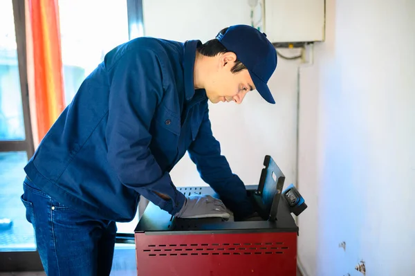 Técnico Manteniendo Calentador Estiba Pellets — Foto de Stock