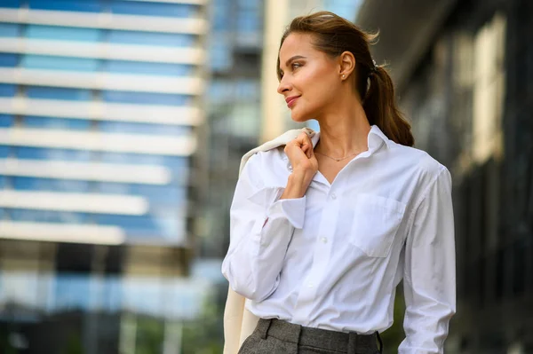 Zelfverzekerde Jonge Vrouwelijke Manager Outdoor Een Moderne Stedelijke Omgeving — Stockfoto