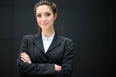 Modern bir şehir ortamında kendine güvenen genç bir bayan yönetici.