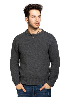 Beyaz arka plan üzerinde izole gülümseyen yakışıklı adam 