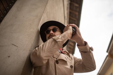 Dedektif bir patinaj satırda silahını kullanarak