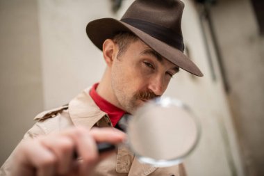 Klasik dedektif büyüteç kullanıyor.