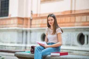 Kız öğrenci gönüllülük onun defter açık