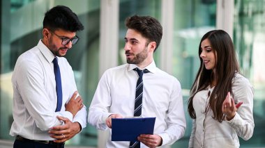 birlikte bir belgeyi okurken iş adamları