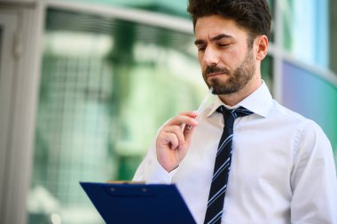 Genç Yöneticisi okuma belgeler açık