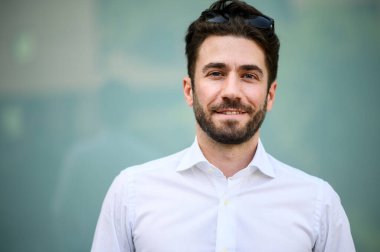 Genç bir iş adamı modern bir ortamda