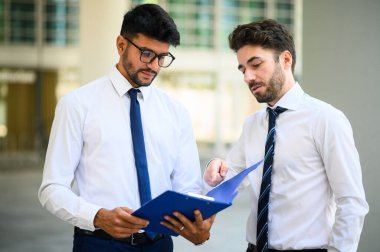 birlikte bir belgeyi okurken iş adamları