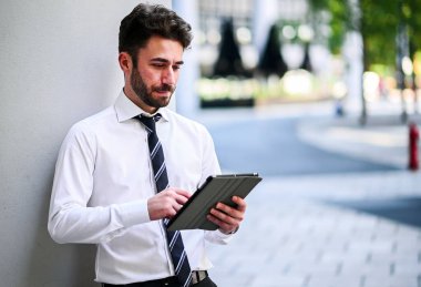 Dijital tablet kullanan genç bir yönetici