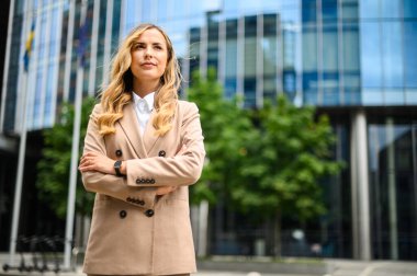 Modern bir şehir ortamında kendine güvenen genç bir bayan yönetici.