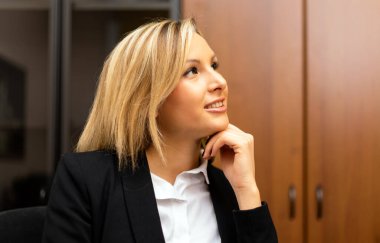 Genç bayan yönetici ofiste. 