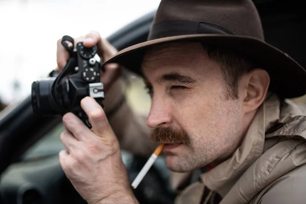 Spia Paparazzo Fotografo Detective Utilizzando Fotocamera Nella Sua Auto — Foto Stock