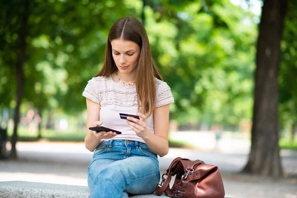 Vrouw Winkelend Met Een Creditcard Haar Mobiele Telefoon — Stockfoto