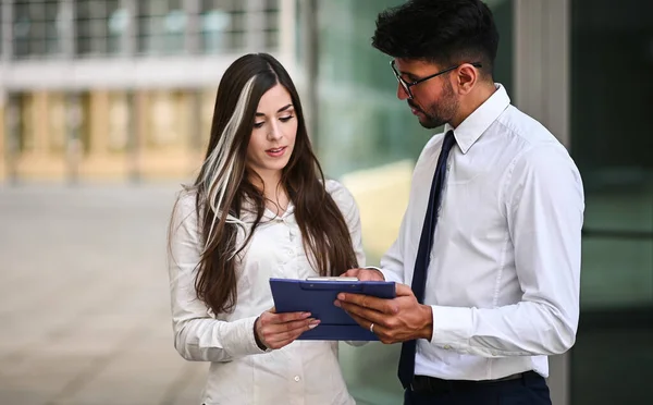 Mensen Uit Het Bedrijfsleven Samen Een Document Lezen — Stockfoto