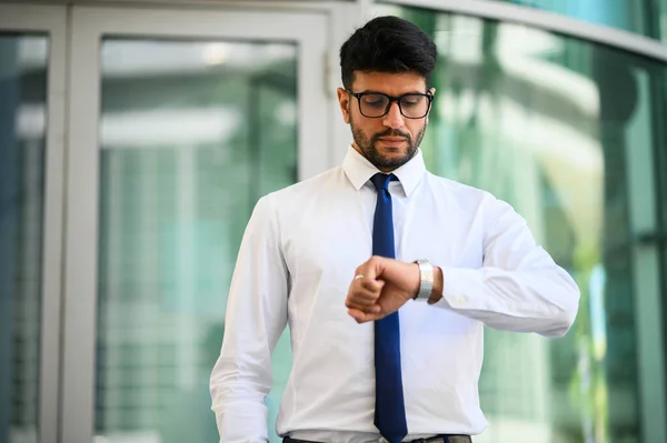 Empresario Observando Hora Ciudad —  Fotos de Stock