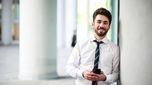 Przystojny Młody Menedżer Pomocą Smartfona Outdoor — Zdjęcie stockowe