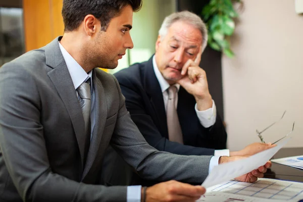 Dos Hombres Negocios Discutiendo Cartas Financieras —  Fotos de Stock