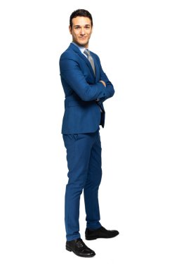 Gülümseyen genç yönetici portresi beyaz arka planda izole edildi 