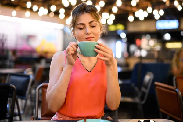 Hermosa Mujer Tomando Café Café — Foto de Stock