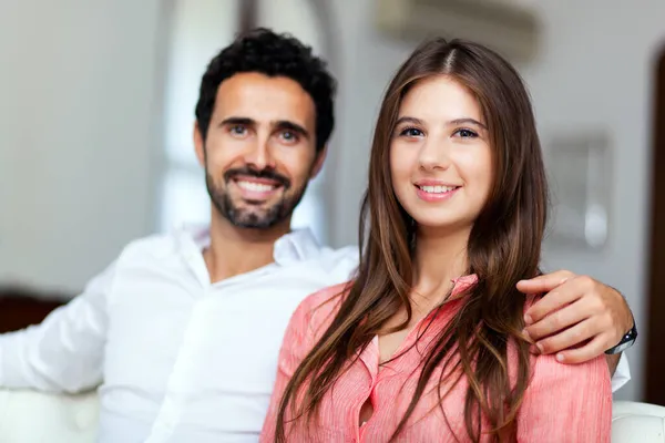 Jovem Casal Sofá Casa — Fotografia de Stock