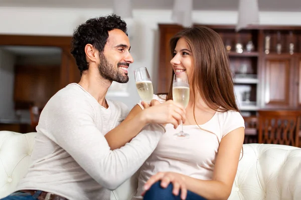 Genç Çift Şampanya Bardağı Ile Kutluyor — Stok fotoğraf