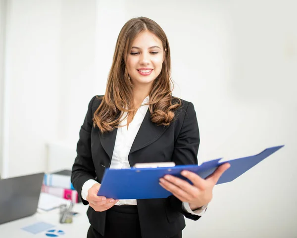 Affärskvinna Läser Urklipp Sitt Kontor — Stockfoto