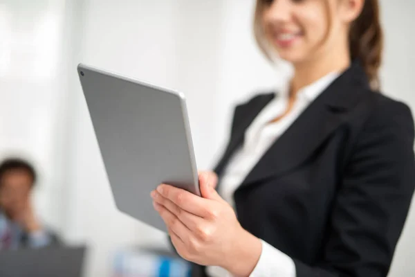 Mujer Usando Tableta Oficina —  Fotos de Stock