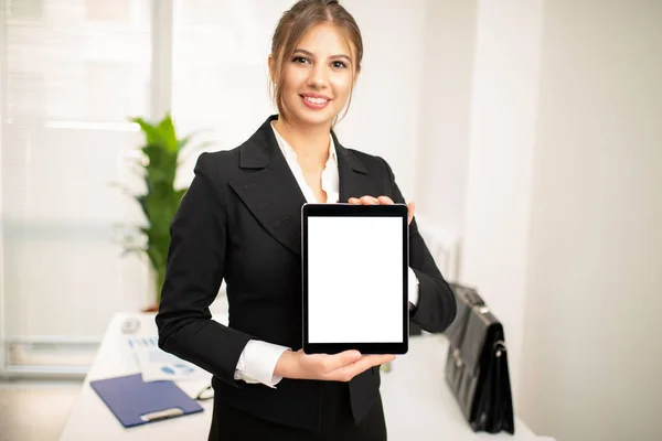 Zakenvrouw Toont Het Scherm Van Haar Tablet Het Kantoor — Stockfoto