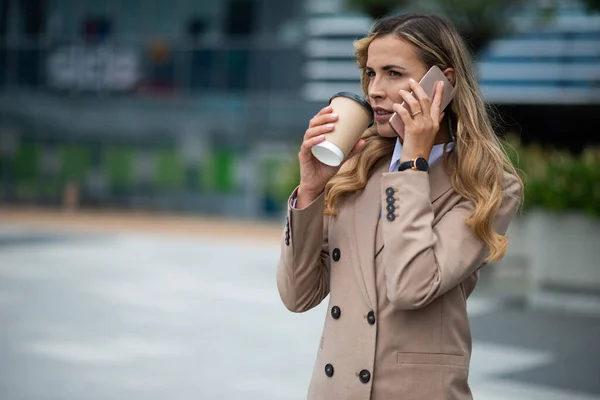 Junge Blonde Geschäftsfrau Telefoniert Einer Straße Der Stadt — Stockfoto