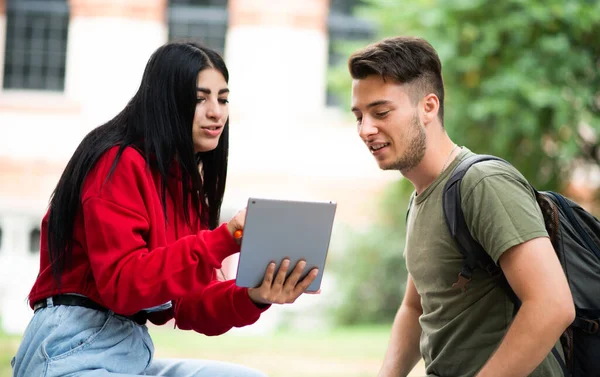 Estudantes Usando Tablet Parque Perto Escola — Fotografia de Stock