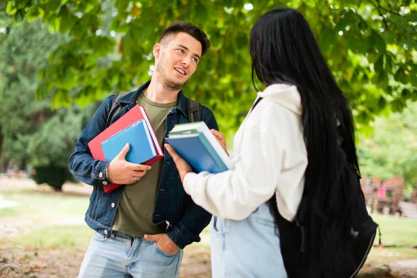 Para Studentów Rozmawiających Razem Parku Świeżym Powietrzu — Zdjęcie stockowe