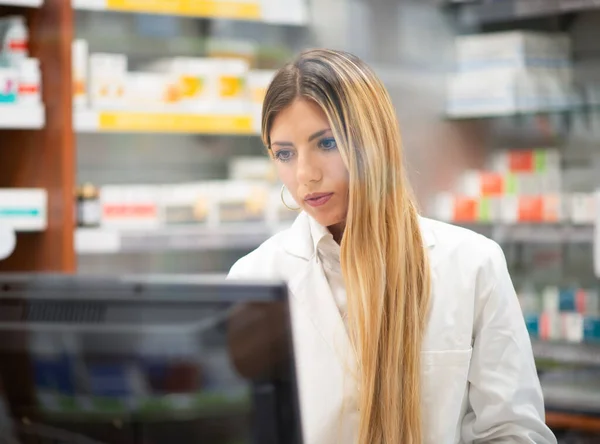 Jeune Pharmacien Blonde Souriante Portant Masque Coronavirus Covid Dans Pharmacie — Photo