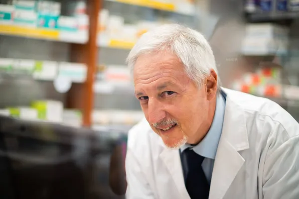 Farmacéutico Sonriente Trabajando Detrás Vaso Farmacia —  Fotos de Stock