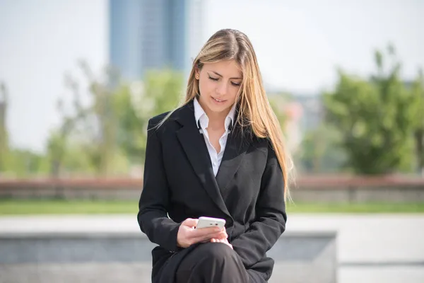 Smiling Businesswoman Using Smartphone Outdoor While Sitting Bench — Stock Photo, Image