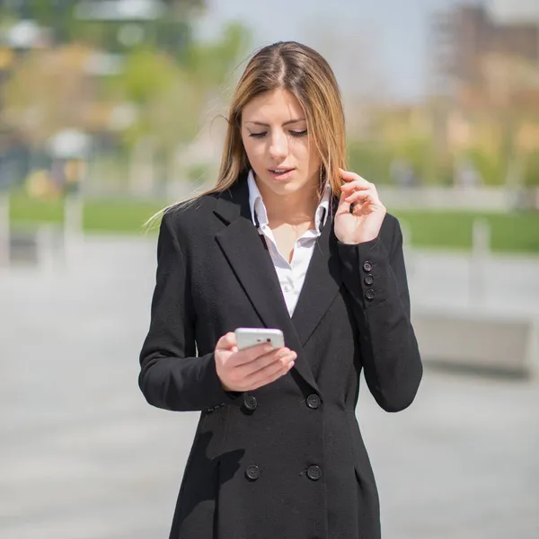 Junge Geschäftsfrau Nutzt Ihr Smartphone Freien — Stockfoto