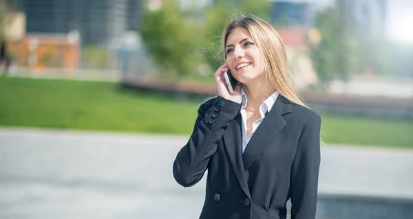 Giovane Donna Affari Che Parla Cellulare — Foto Stock