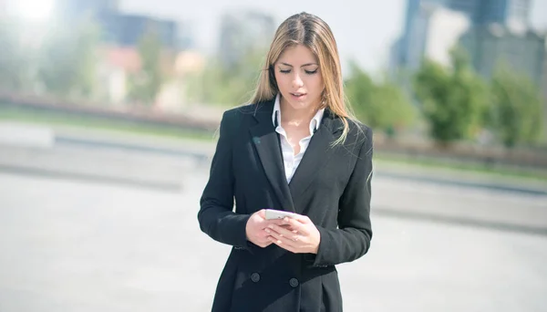 Young Businesswoman Using Her Smartphone Outdoors — Stock Photo, Image