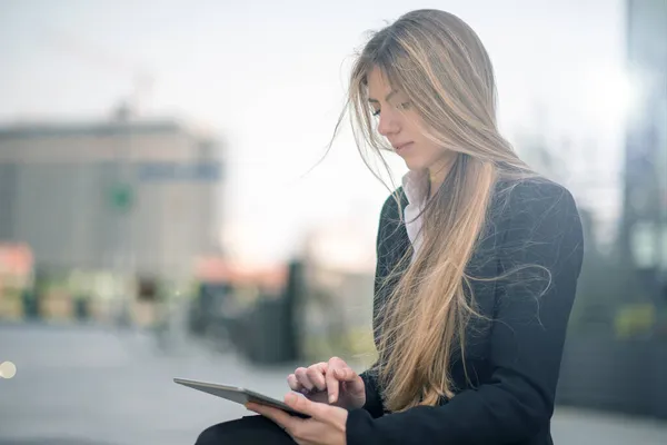 Leende Affärskvinna Med Hjälp Digital Tablett Utomhus — Stockfoto