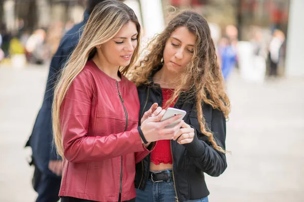 Amici Che Utilizzano Una Fotocamera Digitale Una Piazza Della Città — Foto Stock