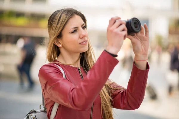 Mulher Usando Sua Câmera Compacta Uma Cidade — Fotografia de Stock