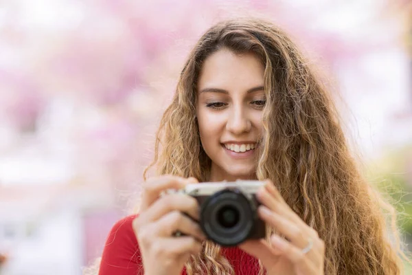 Mujer Joven Sonriente Sosteniendo Una Cámara Vintage — Foto de Stock