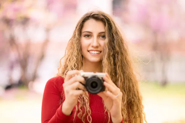 Adolescente Sorridente Che Utilizza Una Fotocamera Parco — Foto Stock