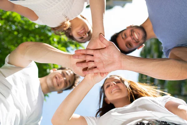 Grupo Amigos Unindo Mãos Conceito Amizade — Fotografia de Stock