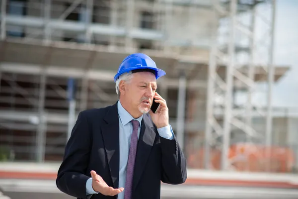 Arquitecto Gerente Hablando Teléfono Celular Frente Obra — Foto de Stock