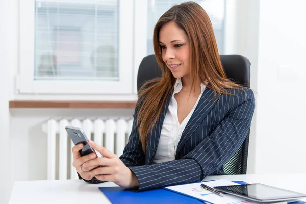 Giovane Donna Affari Che Utilizza Suo Smartphone Nel Suo Ufficio — Foto Stock